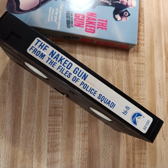 The Naked Gun VHS 1988 Leslie Nielsen Zucker Priscilla Presley Weird Al OJ VTG - Picture 8 of 8